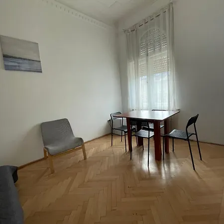 White Pearl Near Gozsdu * Budapesta